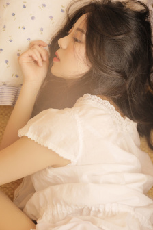 女人洗澡沐浴露全身